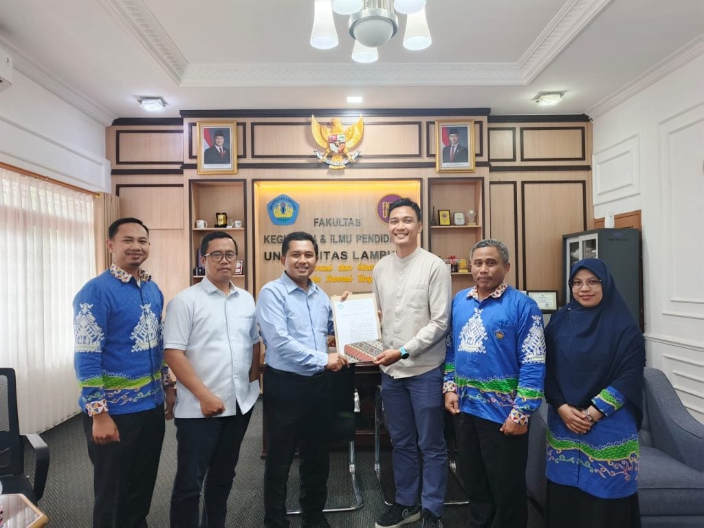Cover Dekan FKIP Unila Serahkan SK Kaprodi Baru S1 Penjas
